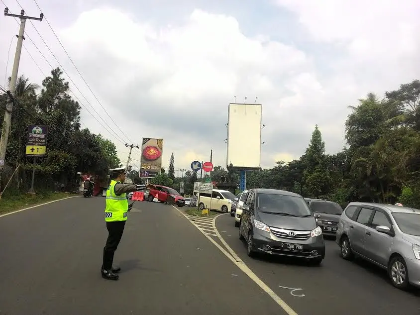 Pemberlakuan jalur searah atau Oneway di jalur Puncak Bogor (Liputan6.com/Achmad Sudarno)