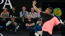 Aktor AS Will Smith menonton pertandingan putaran ketiga antara petenis Prancis Jo-Wilfried Tsonga melawan petenis Australia Nick Kyrgios di Australia Terbuka di Melbourne, Australia (19/1). (AP Photo / Ng Han Guan)