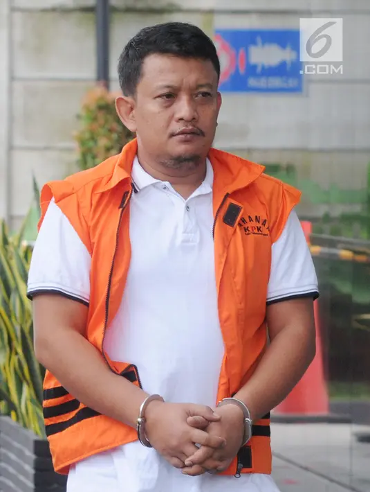 Staf Kemenpora Eko Triyanto tiba di Gedung KPK, Jakarta, Rabu (23/1). Diduga, ada kesepakatan antara pihak Kemenpora dan KONI untuk mengalokasikan fee 19,13 persen dari dana hibah Rp 17,9 miliar, yaitu sejumlah Rp 3,4 miliar. (Merdeka.com/Dwi Narwoko)