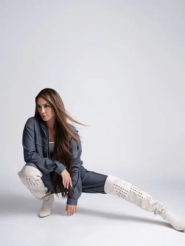 6 Pemotretan Luna Maya dengan Gaya Sporty, Bak Artis Hollywood
