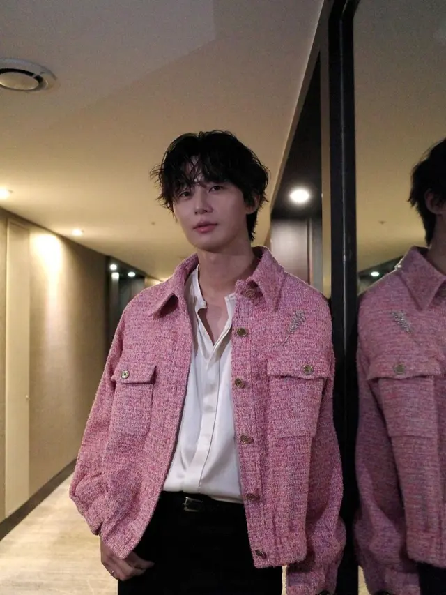 Pesona Romantis Maskulin Park Seo Joon Kenakan Blazer Chanel Beda Warna Saat Hadiri Acara di Busan dan Indonesia