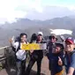 Beberapa pendaki nampak bungah dan puas menikmati sensasi berada di ketinggian Puncak Sagara, Garut, Jawa Barat. (Liputan6.com/Jayadi Supriadin)