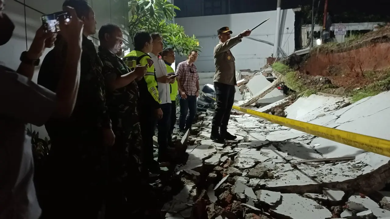 Tembok setinggi 4 meter roboh dan menimpa empat mobil yang terparkir di kantor CIMB Niaga Auto Finance di Jalan Raya Bintaro Sektor IX, Kota Tangerang Selatan (Tangsel) (Liputan6.com/Pramita Tristiawati)