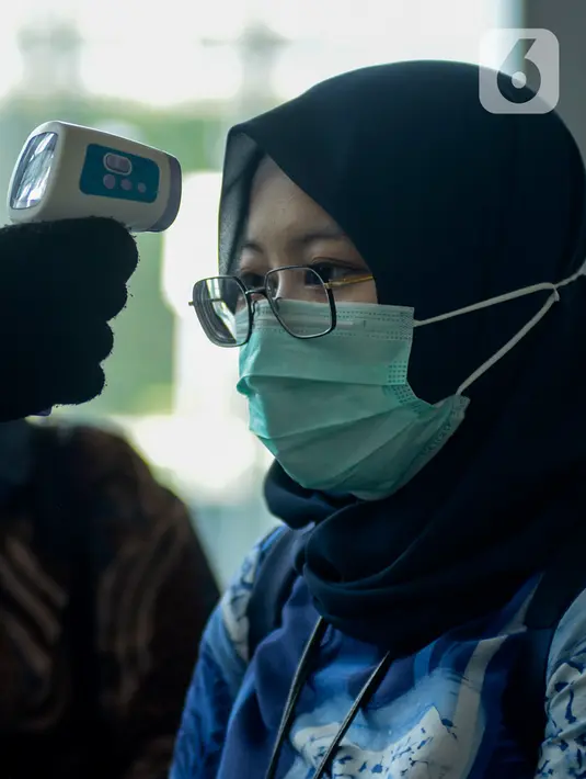 Pekerja menjalani pemeriksaan suhu tubuh di salah satu perkantoran di Jakarta, Selasa (3/3/2020). Pemeriksaan suhu tubuh tersebut untuk mengantisipasi penyebaran virus corona atau COVID-19 di lingkungan kerja. (merdeka.com/Imam Buhori)