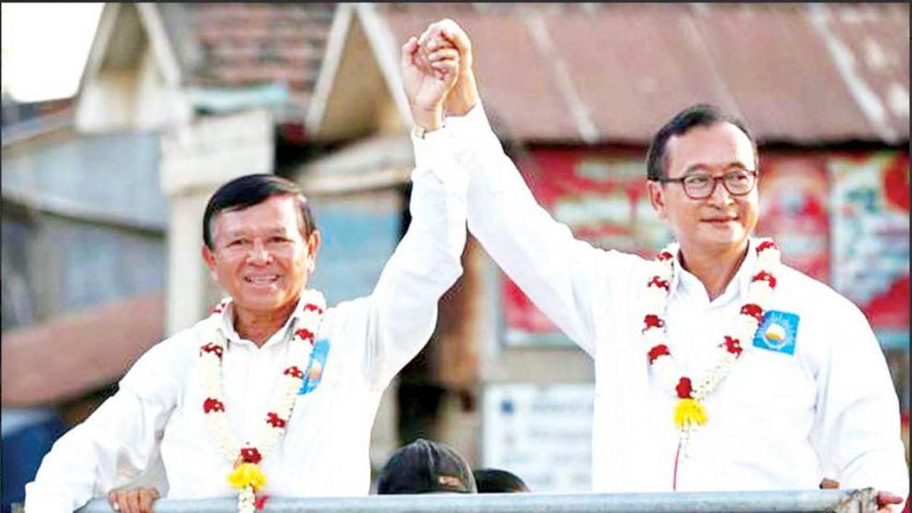 Tokoh oposisi Kamboja, Sam Rainsy (kanan) bersama figur oposisi Kem Sokha. Keduanya merupakan petinggi partai oposisi CNRP dan ujung tombak perlawanan politik menentang rezim PM Kamboja Hun Sen yang dituding sebagai diktator (Supplied via Phnom Penh Post)