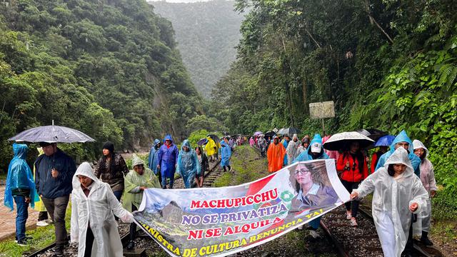 Operator tur dan warga berdemonstrasi pada 25 Januari 2024 di rel kereta dekat Machu Picchu Pueblo menentang pembukaan penjualan tiket online ke reruntuhan benteng Inca.