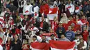 Para suporter Indonesia ikut menyanyikan lagu kebangsaan Indonesia Raya sebelum dimlainya laga kedua Grup D Piala Asia 2023 antara Timnas Indonesia menghadapi Vietnam di Abdullah Bin Khalifa Stadium, Doha, Qatar, Jumat (19/1/2024). (AFP/Karim Jaafar)