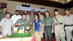 Wakil Kasad Letjen TNI. Munir memotong tumpeng saat menghadiri Syukuran Film Jenderal soedirman di Balai Sudirman, Tebet, Jakarta, Selasa (20/1/2015). (Liputan6.com/Panji Diksana)