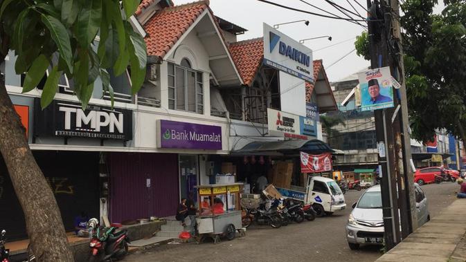 Sejumlah toko masih beroperasi seperti biasa di hari pertama penerapan Pembatasan Sosial Berskala Besar (PSBB) kota Tangerang Selatan, Sabtu (18/4/2020) (Marco Tampubolon/Liputan6.com)