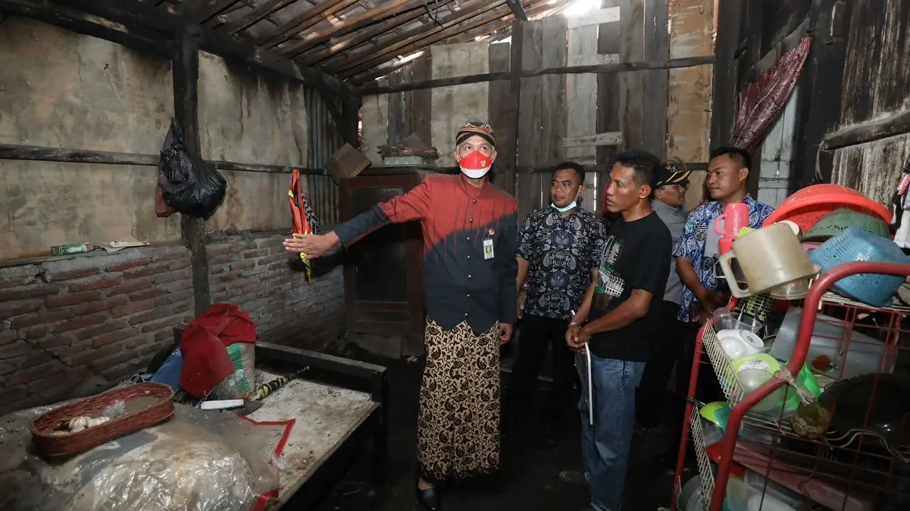Gubernur Jawa Tengah Ganjar Pranowo saat menyambangi kediaman warga. (Istimewa)