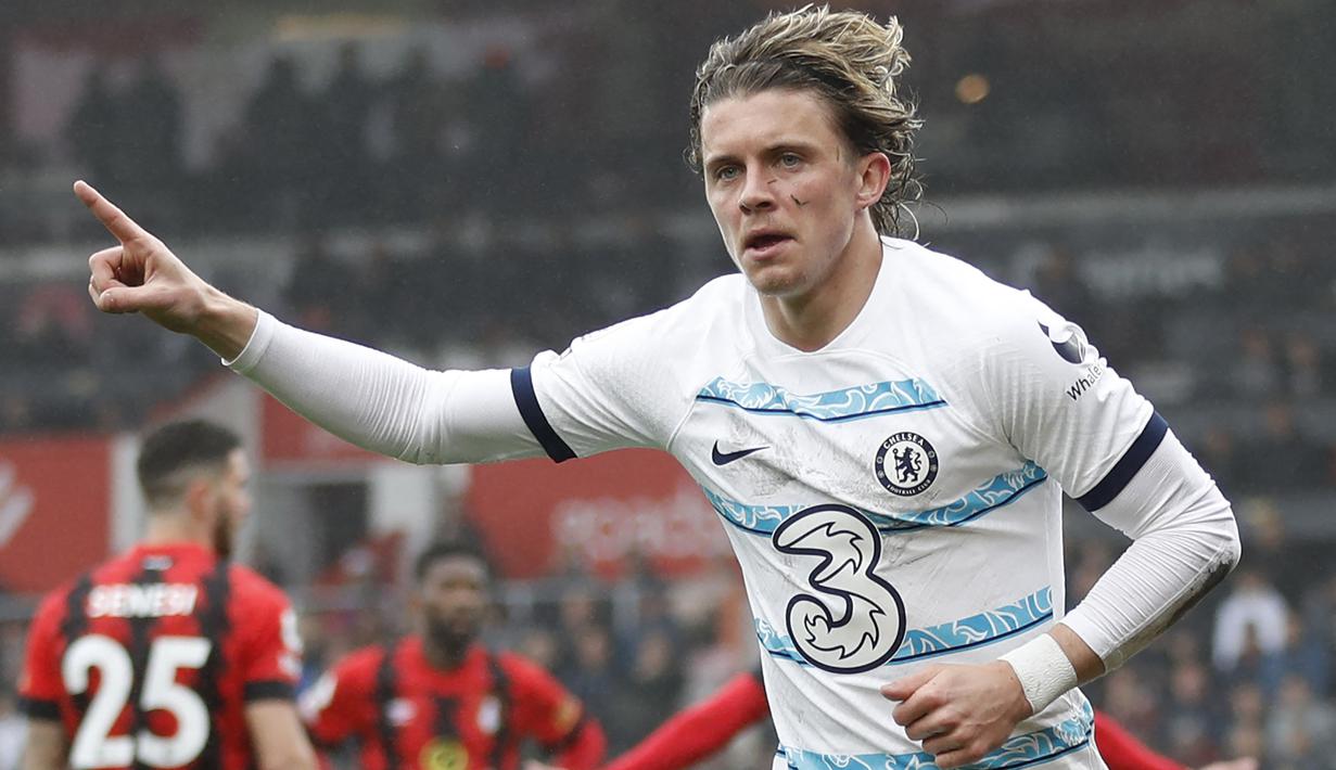 Selebrasi pemain Chelsea, Conor Gallagher, setelah mencetak gol pertama bagi timnya ke gawang Bournemouth dalam pertandingan lanjutan pekan ke-35 Liga Inggris 2022/2023 yang berlangsung di Vitality Stadium, Sabtu (6/5/2023). (AFP/Ian Kington)