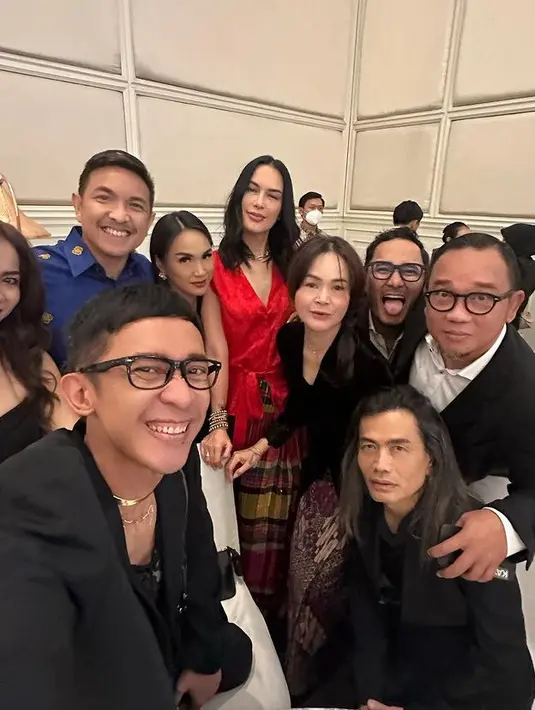 Sophia Latjuba pun hadir mengenakan atasan warna merah kerah v neck tanpa lengan dipadukan bawahan kain saroong. [@amingisback]