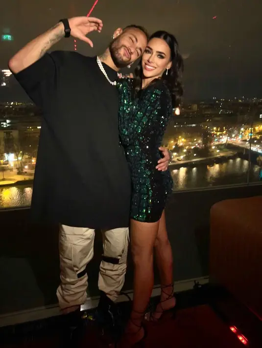 Sebelum diterpa isu perselingkuhan, baik Neymar maupun Bruna kerap membagikan potret mesra dan keduanya saat pacaran. [Foto: IG/brunabiancardi/neymarjr].