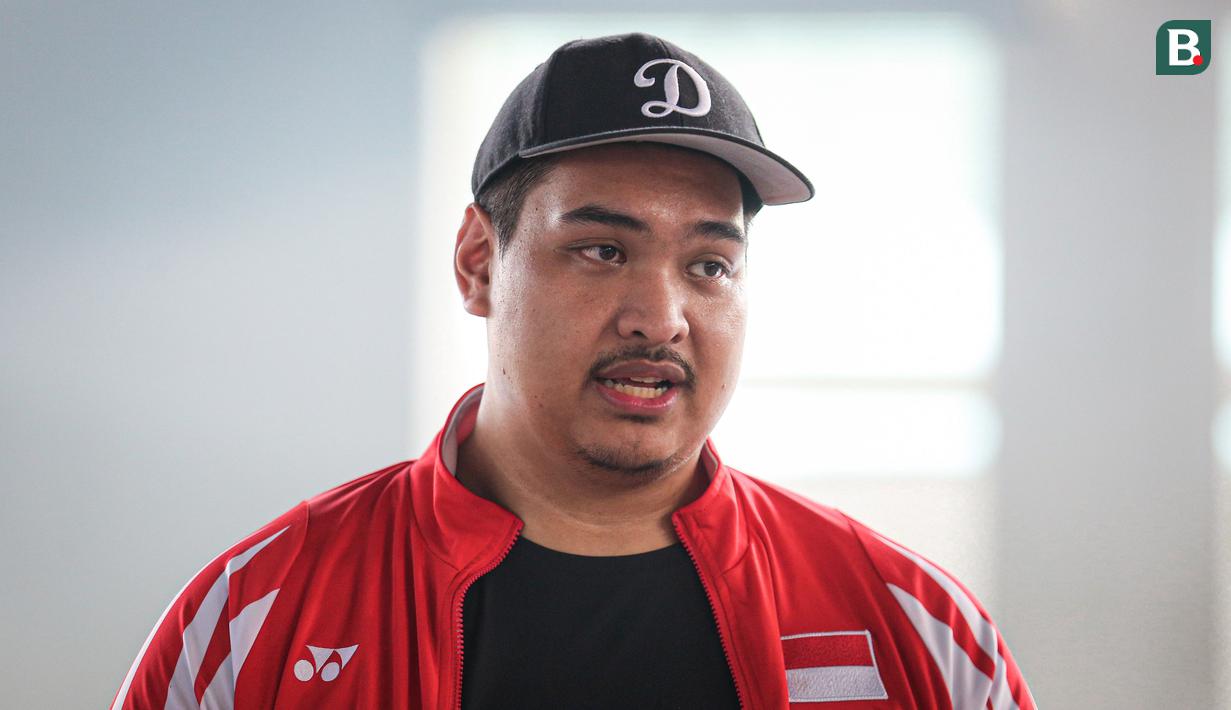 Menteri Pemuda dan Olahraga Republik Indonesia, Dito Ariotedjo memberikan keterangan kepada wartawan saat mengunjungi Pelatnas Tim Pelatih Renang Indonesia menjelang SEA Games 2023 di Stadion Akuatik GBK, Senayan, Jakarta, Rabu (05/04/2023). Indonesia akan mengikuti perhelatan olahraga terbesar Asia Tenggara tersebut pada 5 hingga 17 Mei 2023 di Kamboja. (Bola.com/Bagaskara Lazuardi)