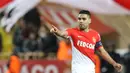 Penyrang AS Monaco, Radamel Falcao merayakan golnya ke gawang Nice pada lanjutan Ligue 1 di Louis II Stadium, Monaco, (16/1/2018). AS Monaco bermain imbang 2-2 dengan Nice. (AFP/Valery Hache)