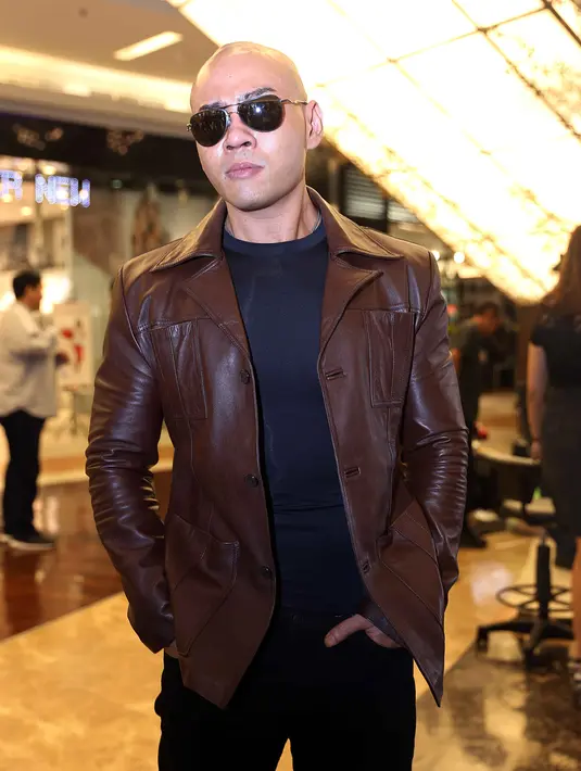 Setelah bercerai dengan Kalina, Deddy Corbuzier diberitakan dekat dengan beberapa wanita. Dengan bentuk badannya yang berotot, ia terlihat keren. (Nurwahyunan/Bintang.com)