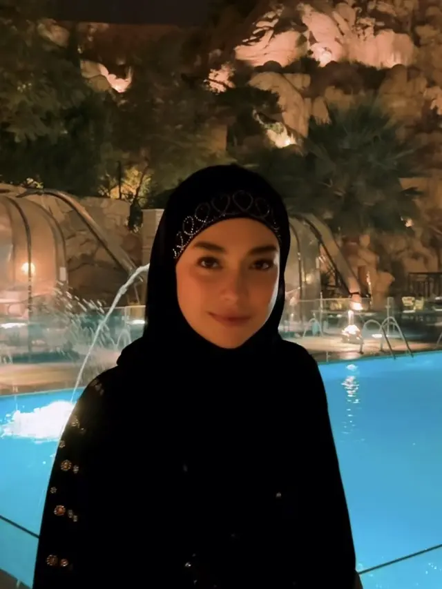 Tampilan Serba Hitam Celine Evangelista saat Umrah Setelah Mualaf