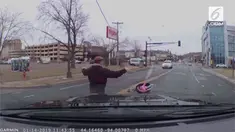 Seorang bocah terlempar dari mobil setelah pintu tak terkunci dengan kencang. Beruntung bocah tersebut tak mengalami hal tak diinginkan.