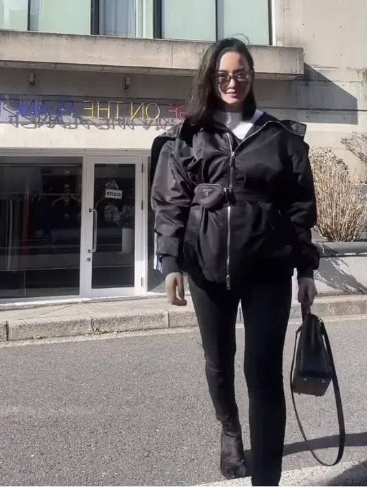 Ririn kembali tampil serba hitam mengenakan bomber jaket oversize yang serasi dengan celana, tas, hingga sepatunya. Ia pun mengenakan inner putih. (@ririnekawati)