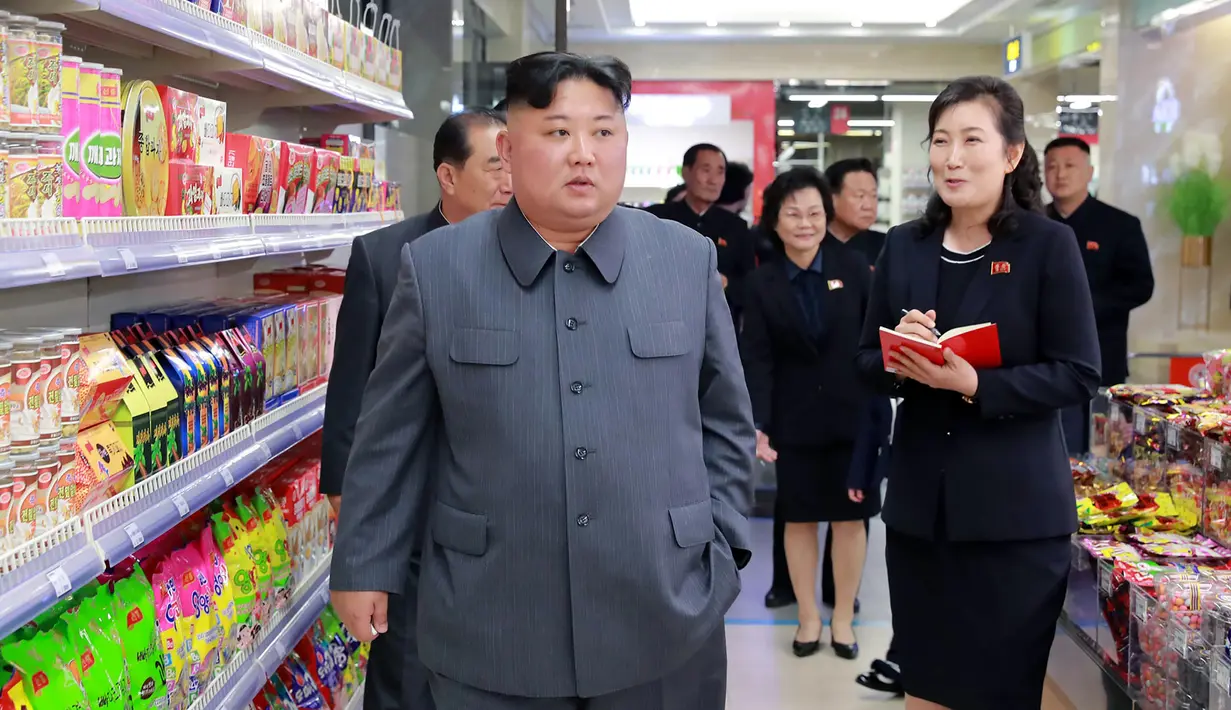 Pemimpin Korea Utara, Kim Jong-un ketika berada di toko makanan saat mengunjungi Taesong Department Store setelah dibuka untuk umum di Korea Utara (8/4). (KCNA VIA AFP Photo)