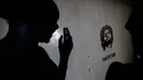 Seorang gadis remaja yang menjadi pekerja seks setelah sekolah di Kenya ditutup pada Maret karena pembatasan virus corona, siluetnya terlihat di dinding sebuah kamar sewaan di Nairobi, pada 1 Oktober 2020. (AP Photo/Brian Inganga)