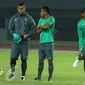 Pelatih Timnas Indonesia U-22 Luis Milla (kanan) berbincang dengan Hansamu Yama Pranata jelang latihan uji lapangan di Stadion Patriot Candrabhaga, Bekasi, Selasa (4/4). Timnas U-22 akan melawan Persija pada Rabu (5/4). (Liputan6.com/Helmi Fithriansyah)