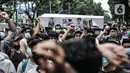 Pencari suaka membawa replika peti jenazah saat unjuk rasa di depan kantor UNHCR, Jakarta, Senin (14/12/2020). Mereka meminta agar proses perpindahan ke negara tujuan dipercepat setelah adanya tiga orang pengungsi yang bunuh diri dalam dua minggu terakhir karena depresi. (merdeka.com/Iqbal Nugroho)