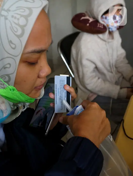 Pemudik menjalani tes GeNose sebelum berangkat dari Terminal Poris Pelawad, Kota Tangerang, Banten, Rabu (5/5/2021). H-1 pemberlakuan larangan mudik, banyak warga memilih mudik lebih awal dan harus melakukan tes COVID-19 19 sebelum diberangkatkan ke kota tujuan. (Liputan6.com/Angga Yuniar)