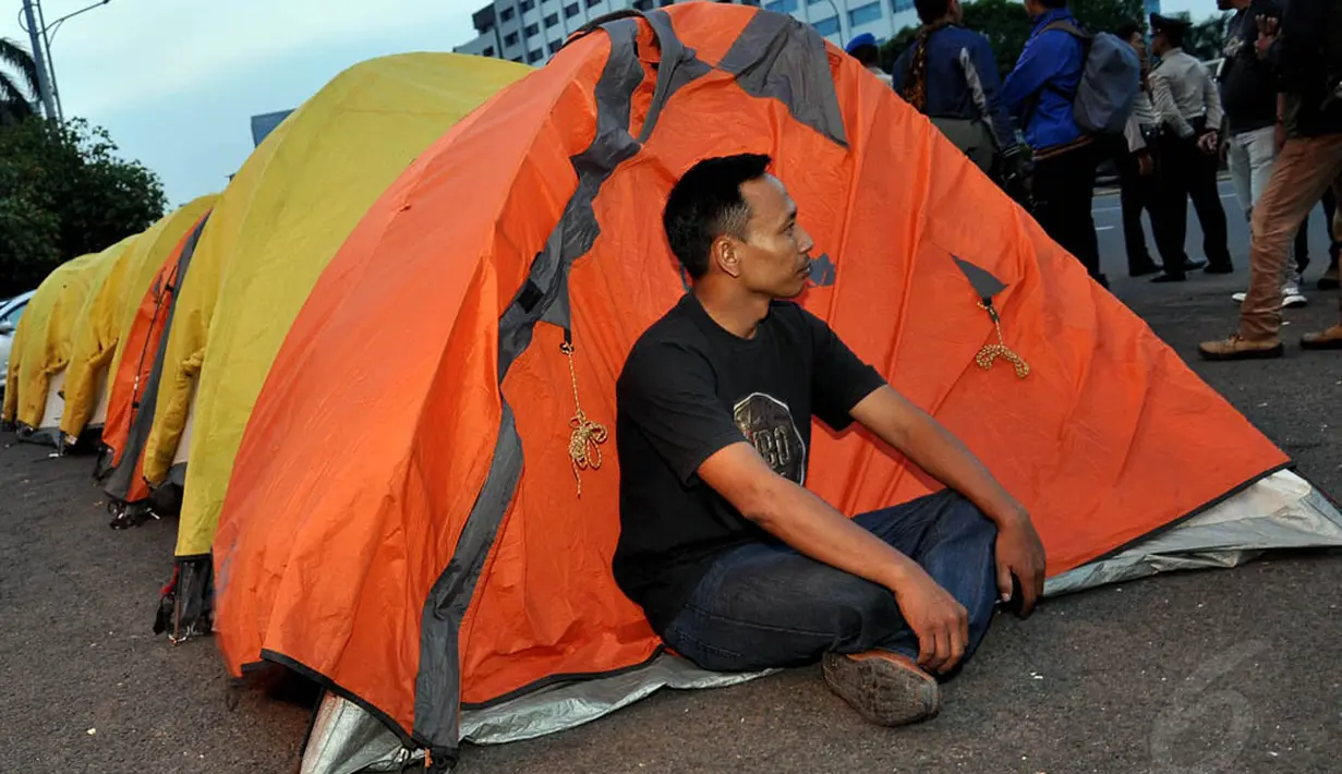 Aksi massa yang tergabung dalam Gerakan Rakyat Peduli Pilkada Langsung (Gerpala) itu untuk menolak pengesahan RUU pilkada melalui DPRD, Jakarta, (23/9/14). (Liputan6.com/Miftahul Hayat)