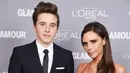 Victoria Beckham (kanan) dan Brooklyn Beckham berpose dengan membawa piala penghargaan di Glamour Women of the Year Awards 2015 di New York, Amerika Serikat, Selasa (10/11/2015). Victoria Beckham memenangkan salah satu nominasi. (AFP/Dimitrios Kambouris)