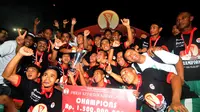 PSMS Juara Piala Kemerdekaan 2015 usai menumbangkan Persinga Ngawi dengan skor 2-1, pada Minggu (13/9) malam (Syaiful Arif/Liputan6.com)