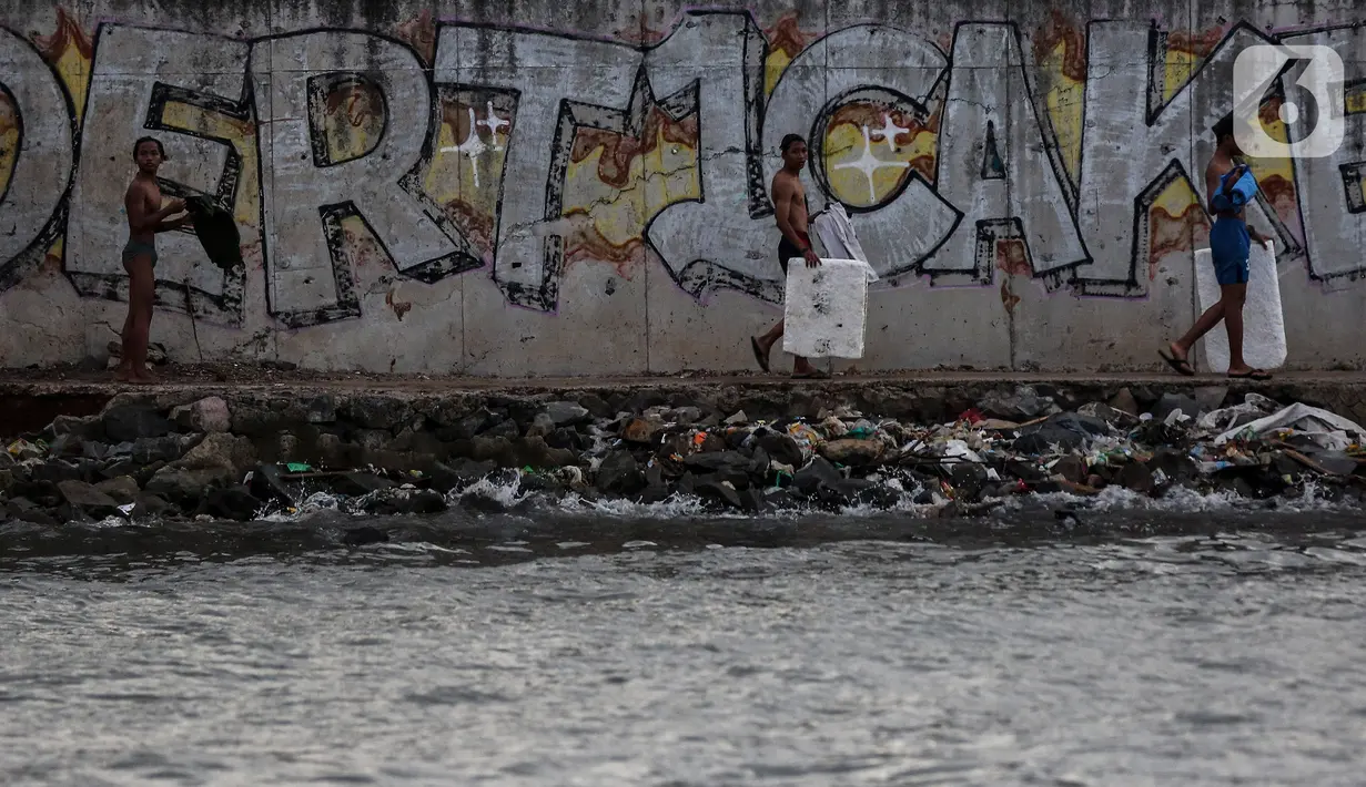 Anak-anak bermain mengisi sore di pelabuhan sunda kelapa, Jakarta, Kamis (12/8/2021). Kegiatan bermain dipinggir dan berenang air laut ini merupakan bagian dari keseharian mereka mengisi waktu kosong diluar jam sekolah. (Liputan6.com/Johan Tallo)