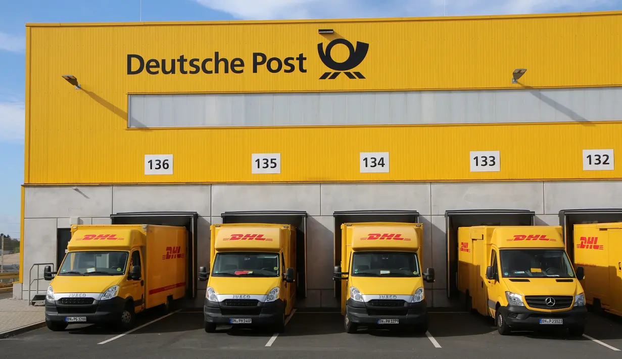 Van listrik bernama Streetscooter terparkir di depan gudang kantor pos Jerman, Deutsche Post di Frankfurt am Main, 21 Juli 2018. Kantor pos Jerman mengganti armada mobil untuk mengirimkan surat dan paket dengan mobil van listrik. (Yann Schreiber/AFP)