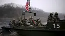 Tentara AS berada di atas kapal saat mengambil bagian dalam latihan gabungan tentara AS-Korsel di persimpangan sungai dekat zona demiliterisasi yang memisahkan antara Korsel dan Korut di Incheon (8/4). (REUTERS/Kim Hong-Ji)
