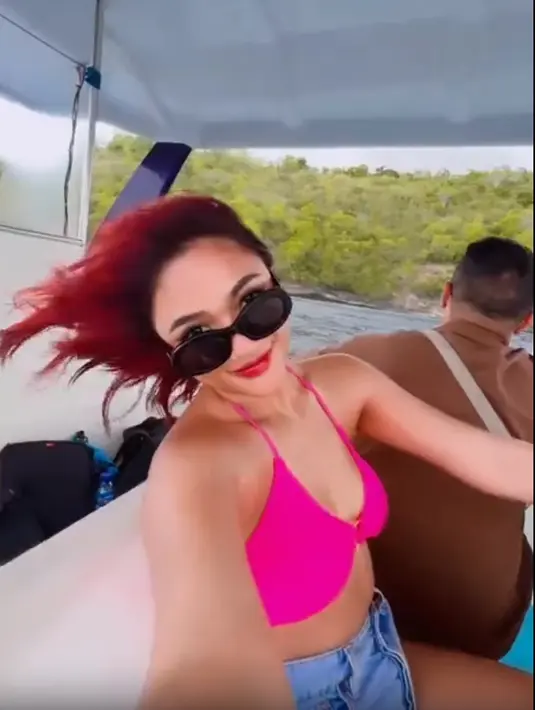 Pelantun Rayu ini melanjutkan perjalanan dengan kapal menuju Nusa Penida. Aura wajahnya sumringah menikmati liburannya. [Instagram @lalamarionmj]