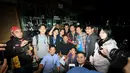 Sejumlah aktivis anti korupsi berfoto bersama dengan Wakil Ketua KPK, Bambang Widjojanto (duduk-tengah) di gedung KPK Jakarta Sabtu dini hari (24/1/2015). (Liputan6.com/Helmi Fithriansyah)