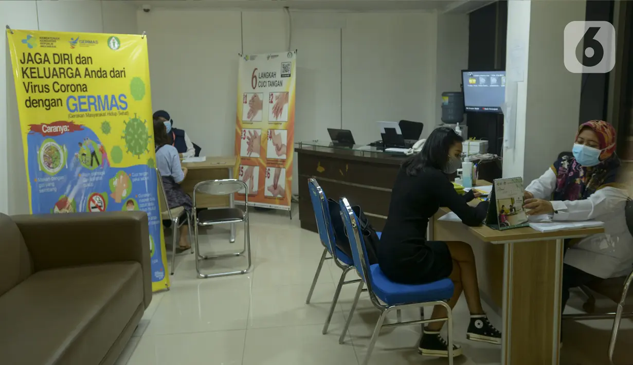 Dokter memeriksa pasien di RSPI Prof. Dr. Sulianti Saroso, Sunter, Jakarta Utara, Kamis (5/3/2020). RSPI Sulianti Saroso, Sunter, Jakarta Utara, memulangkan seorang pasien WNA suspect corona. WNA tersebut dinyatakan negatif corona setelah dipantau sejak Selasa (3/3/2020) lalu. (merdeka.com/Imam Buho