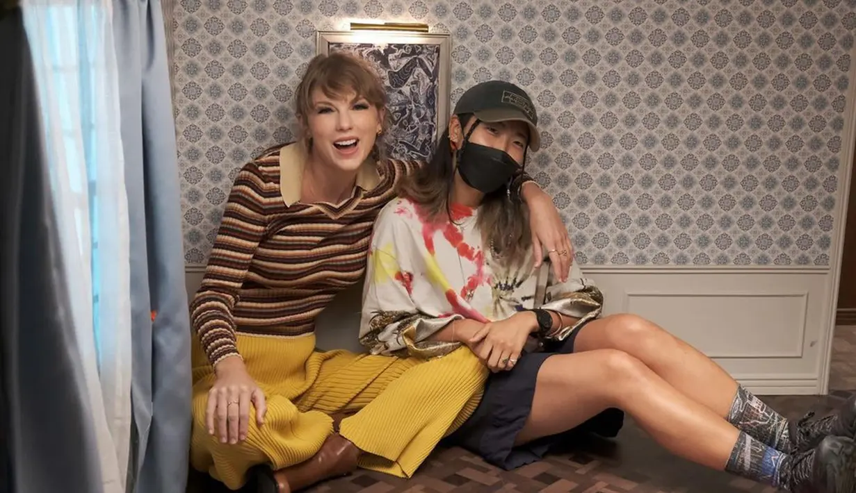 Bahkan, dalam unggahan di akun Instagram, ia tak hanya menulis lagu akan tetapi juga ikut mengarahkan proses syuting video klip. Dibantu dengan tim produksi, Taylor Swift terlihat begitu bersemangat saat menggarap album barunya. (Liputan6.com/IG/@taylorswift)
