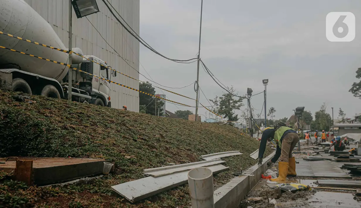 Aktivitas pekerja proyek revitalisasi Taman Ismail Marzuki, Cikini, Menteng, Jakarta, Selasa (31/5/2022). Pembukaan direncanakan dimulai pada Jumat, 3 Juni 2022. (Liputan6.com/Faizal Fanani)