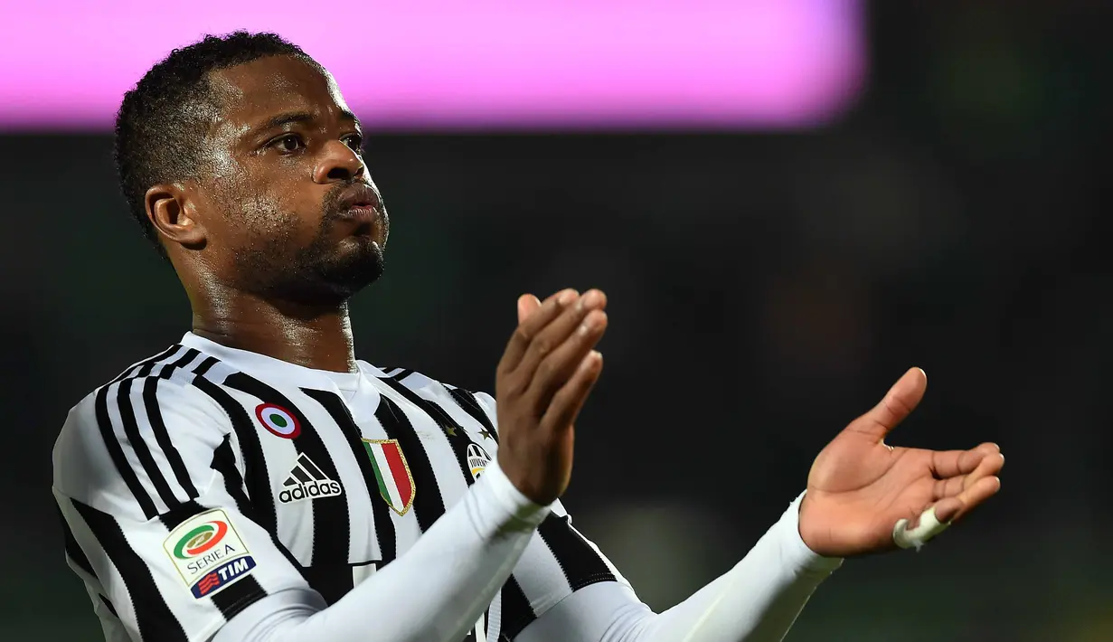 Kepindahan Patrice Evra ke Eropa  karena ayahnya diplomat bertugas pada kedutaan Senegal di Brussel, Belgia, Ayah Evra keturunan Guinea dan ibunya keturunan Cape Verde, di usia 3 tahun, keluarganya kemudian pindah ke Perancis. (AFP/Gabriel Bouys)