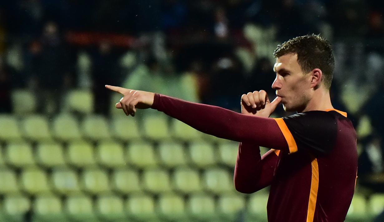 Ekspresi striker AS Roma, Edin Dzeko, setelah mencetak gol ke gawang Carpi dalam laga Serie A Italia di Stadion Alberto Braglia, Modena, (12/2/2016). (AFP/Giuseppe Cacace)