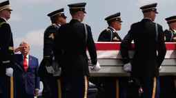Presiden Donald Trump memberi hormat saat tim pengangkut Angkatan Darat AS memindahkan peti jenazah berisi jenazah Sersan Angel S. Rampersad di Pangkalan Angkatan Udara Dover, Delaware, Amerika Serikat,  Rabu, 22 Juli 2026.  (AP Photo/Julia Demaree Nikhinson)