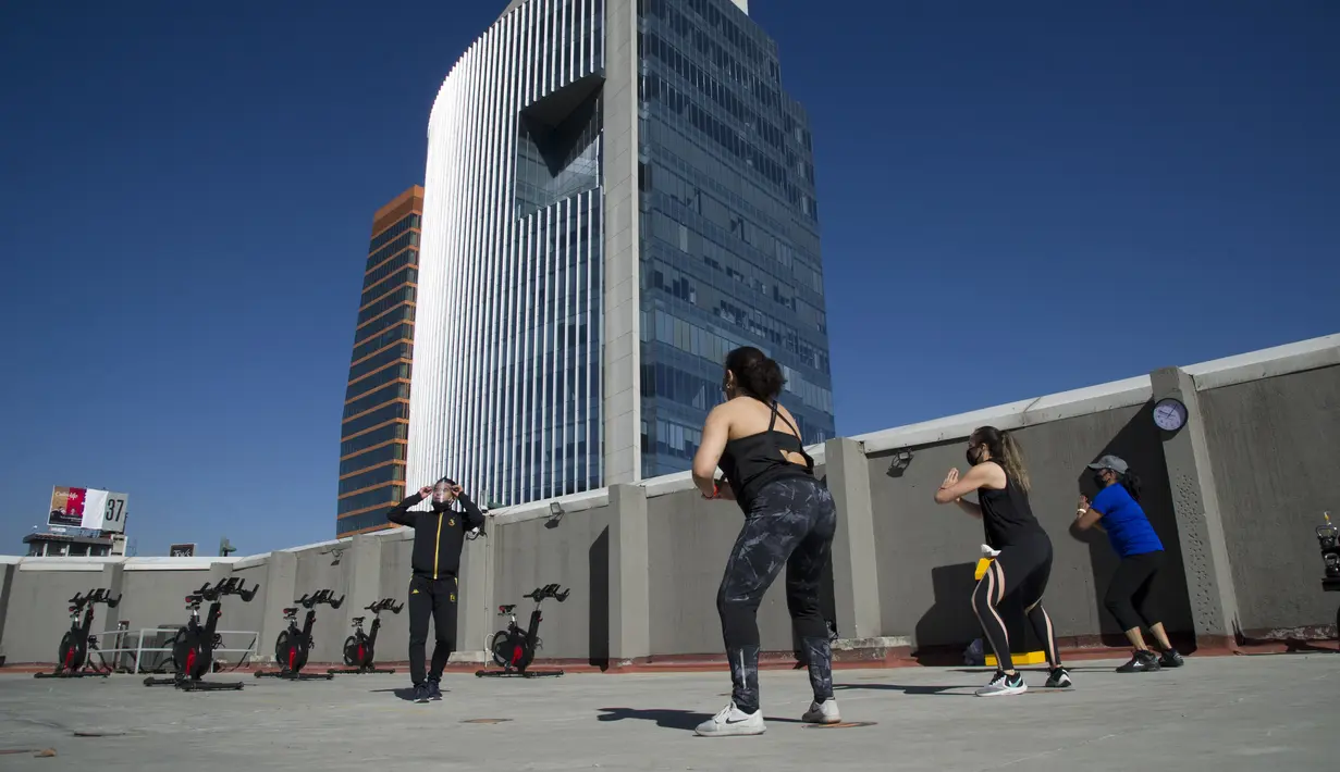 Orang-orang berolahraga di luar ruangan di Mexico City pada 21 Januari 2021. Gimnasium di Mexico City beradaptasi dengan ruang terbuka dalam menghadapi lonjakan virus corona COVID-19. (Photo by CLAUDIO CRUZ / AFP)