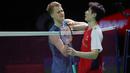 <p>Pebulu tangkis tunggal putra China, Shi Yu Qi (kanan) bersalaman dengan lawannya, wakil Denmark, Anders Antonsen setelah berakhirnya laga final turnamen bulu tangkis Indonesia Open 2024 di Istora Senayan, Jakarta, Minggu (9/6/2024). Shi Yu Qi menang rubber-game 21-9, 12-21 dan 21-14 dan memastikan merebut gelar juara. (Bola.com/M Iqbal Ichsan)</p>