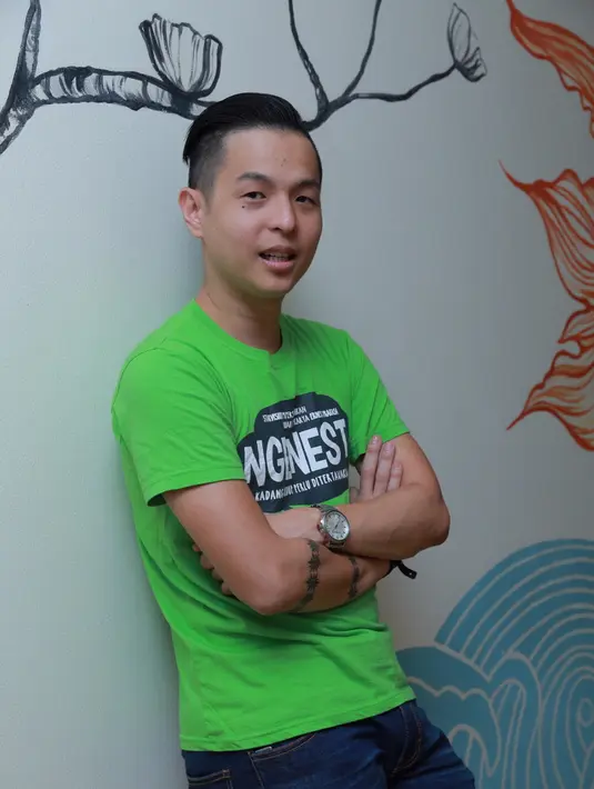 Pria kocak ini tidak pernah lupa untuk minum kopi, bahkan ia bisa lemas jika tak meminum minuman yang rasanya pahit namun nikmat itu. Ernest Prakasa sampai merasa jika kopi sudah seperti narkoba baginya. (Galih W. Satria/Bintang.com)