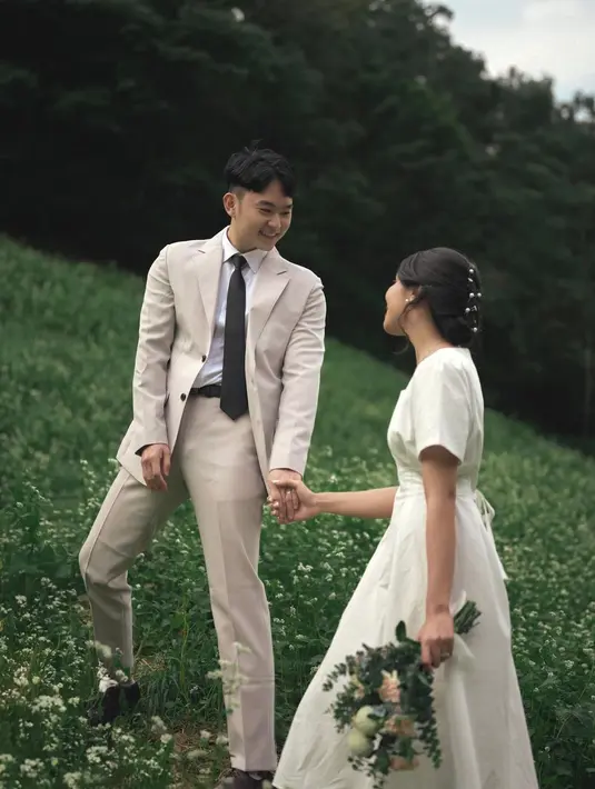 Kekasih Korea Rachell yang bernama Young Gwang tampil gentleman dengan setelan jas dan celana panjang cokelat muda. [Foto: Instagram/kevlensky]