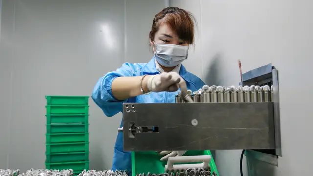 Mengintip Aktivitas Pekerja Pabrik Baterai di China