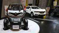 Mobil listrik Renault Twizy dipamerkan dalam GAIKINDO Indonesia International Auto Show (GIIAS) 2019 di ICE BSD, Tangerang, Jumat (19/7/2019). Mobil dengan panjang 2.338 mm dan lebar 1.381 mm ini menggunakan baterai lithium-ion 6,1 kWh yang mampu dikendarai sejauh 100 km. (Liputan6.com/Fery Pradolo)