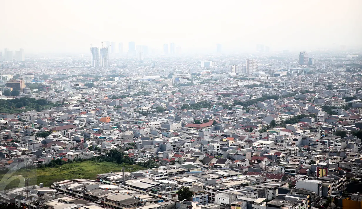 Pemandangan perkantoran dan permukiman padat penduduk dari kawasan Jembatan Besi, Jakarta, 5 Juni 2016. Tingkat kepadatan penduduk yang tinggi memicu berbagai permasalahan, dari tata ruang, kemiskinan hingga kriminalitas. (Liputan6.com/Faizal Fanani)