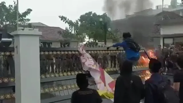 Massa demo BBM merusak pagar Gedung DPRD Kota Bogor